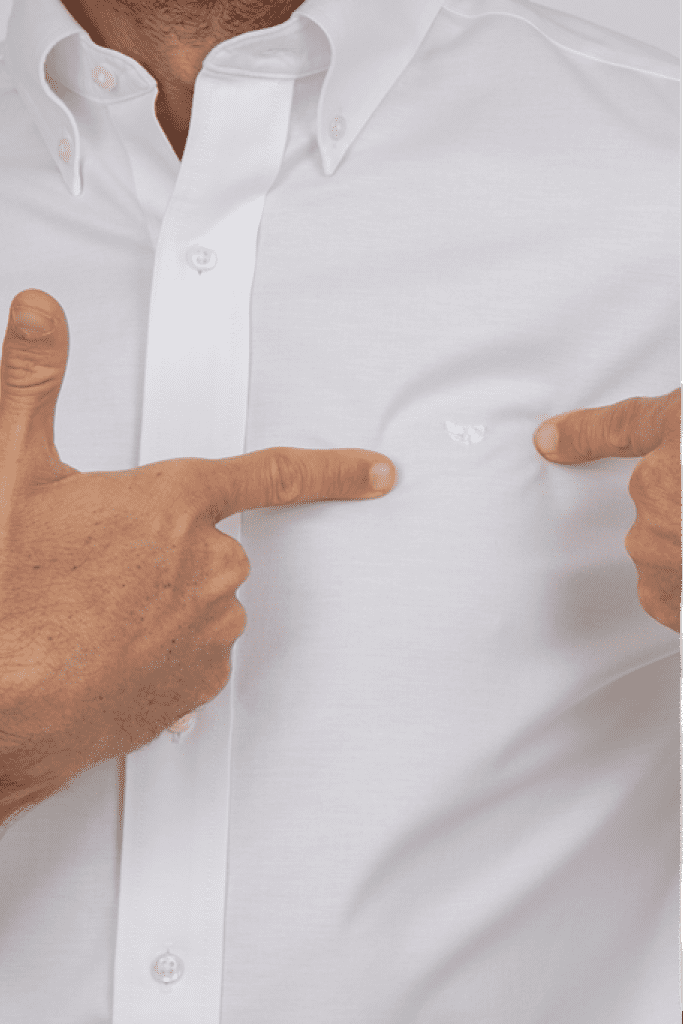 חולצה-לבנה-עם-כפתורים-בצווארון-גזרה-צרה-סמל-לבן-2_optimized