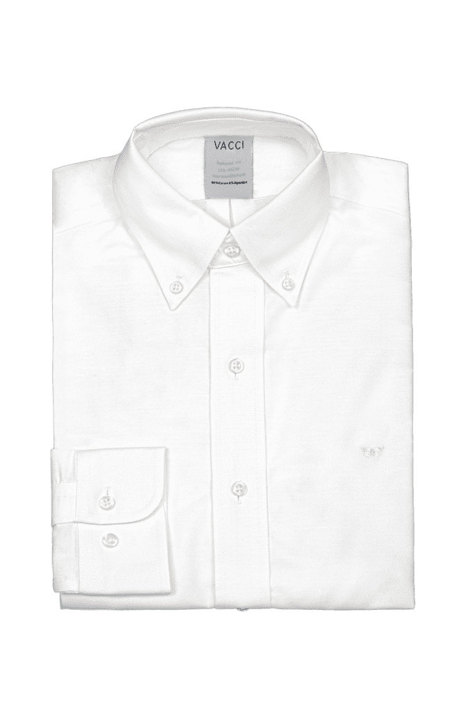 חולצת אוקספורד לבנה בגזרה רגילה עם צווארון כפתורים ושרוול ארוך עם סמל לבן