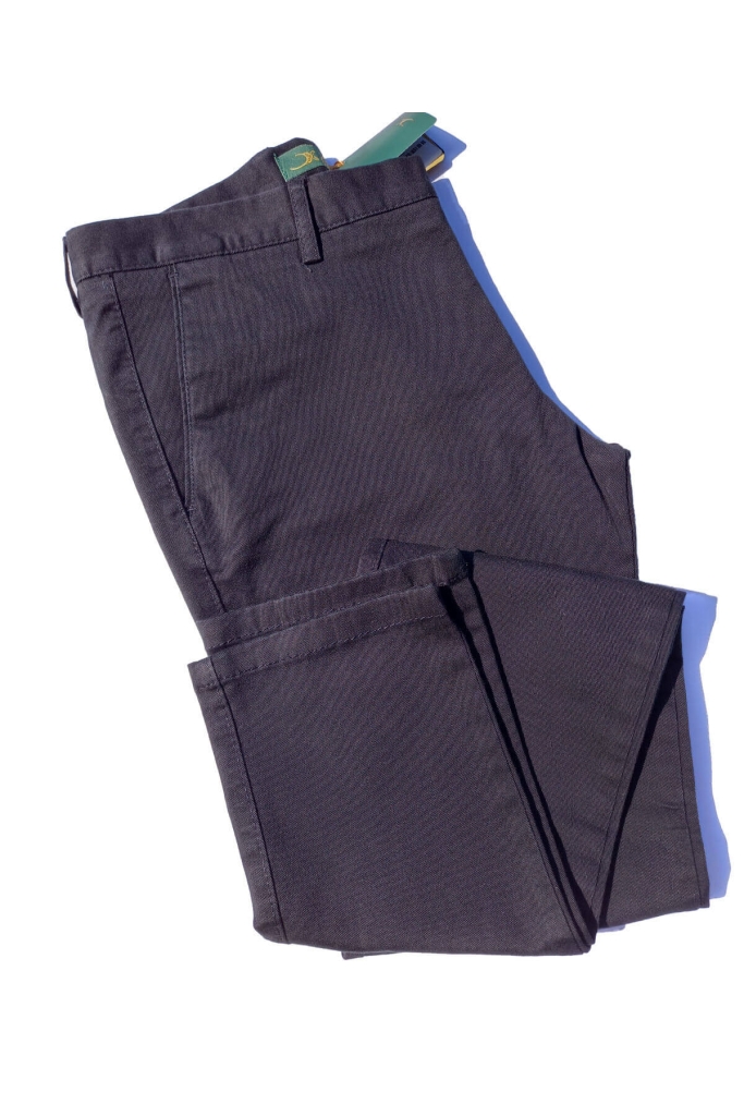 מכנס כותנה שחור חלק עם נטייה לכחול כהה